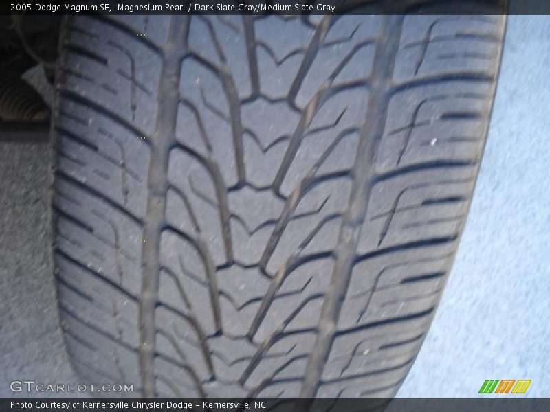 Magnesium Pearl / Dark Slate Gray/Medium Slate Gray 2005 Dodge Magnum SE