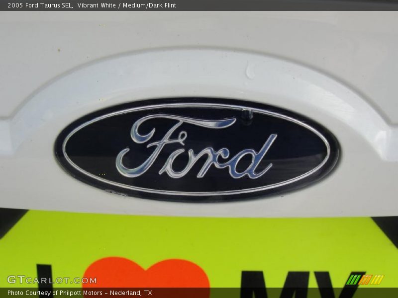 Vibrant White / Medium/Dark Flint 2005 Ford Taurus SEL