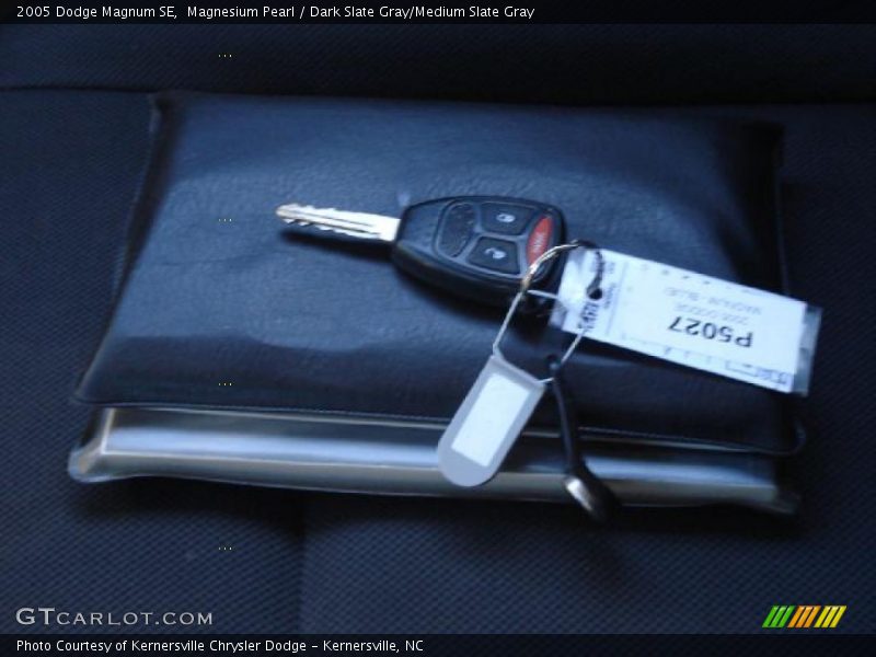 Magnesium Pearl / Dark Slate Gray/Medium Slate Gray 2005 Dodge Magnum SE