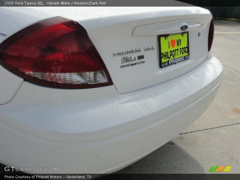 Vibrant White / Medium/Dark Flint 2005 Ford Taurus SEL