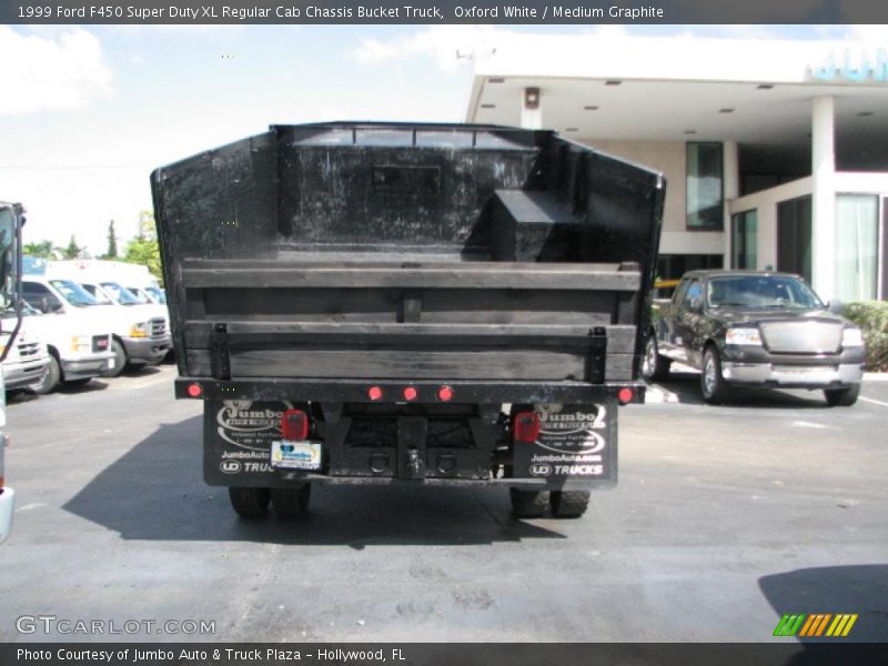 Oxford White / Medium Graphite 1999 Ford F450 Super Duty XL Regular Cab Chassis Bucket Truck