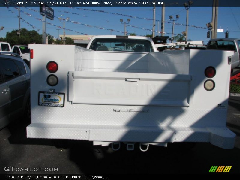 Oxford White / Medium Flint 2005 Ford F550 Super Duty XL Regular Cab 4x4 Utility Truck