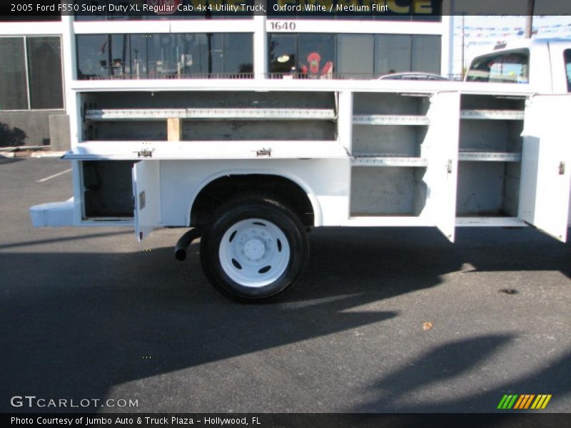 Oxford White / Medium Flint 2005 Ford F550 Super Duty XL Regular Cab 4x4 Utility Truck