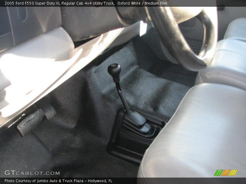Oxford White / Medium Flint 2005 Ford F550 Super Duty XL Regular Cab 4x4 Utility Truck