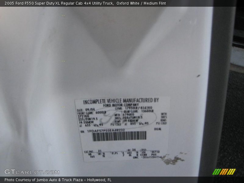 Oxford White / Medium Flint 2005 Ford F550 Super Duty XL Regular Cab 4x4 Utility Truck