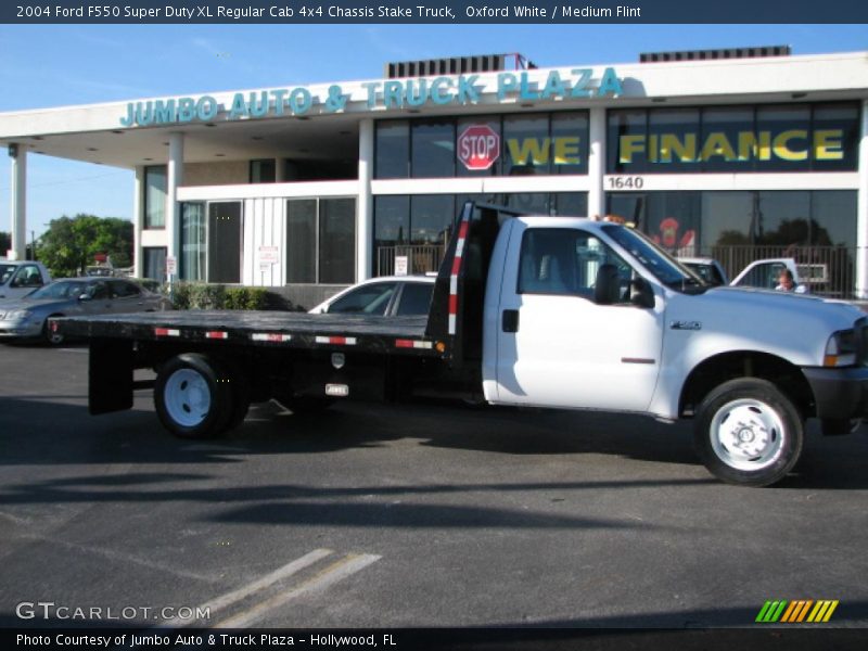 Oxford White / Medium Flint 2004 Ford F550 Super Duty XL Regular Cab 4x4 Chassis Stake Truck