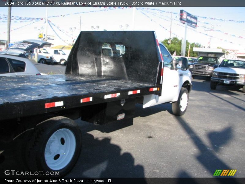 Oxford White / Medium Flint 2004 Ford F550 Super Duty XL Regular Cab 4x4 Chassis Stake Truck