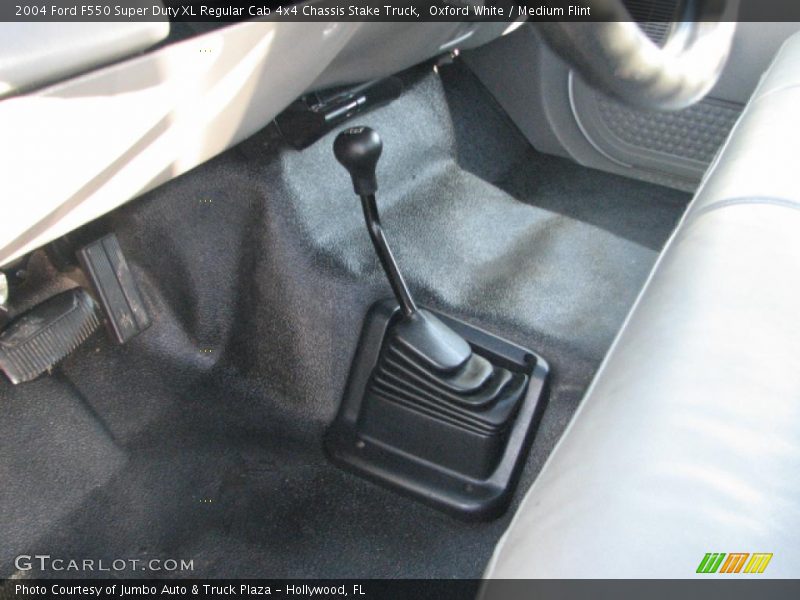 Oxford White / Medium Flint 2004 Ford F550 Super Duty XL Regular Cab 4x4 Chassis Stake Truck