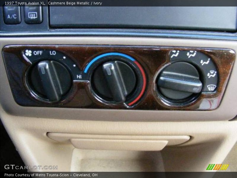 Cashmere Beige Metallic / Ivory 1997 Toyota Avalon XL