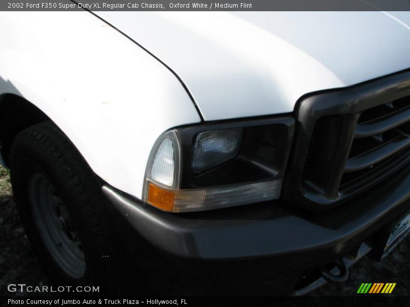 Oxford White / Medium Flint 2002 Ford F350 Super Duty XL Regular Cab Chassis
