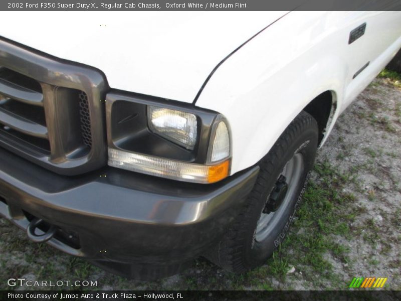Oxford White / Medium Flint 2002 Ford F350 Super Duty XL Regular Cab Chassis