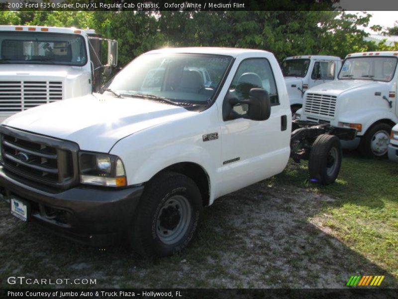 Oxford White / Medium Flint 2002 Ford F350 Super Duty XL Regular Cab Chassis