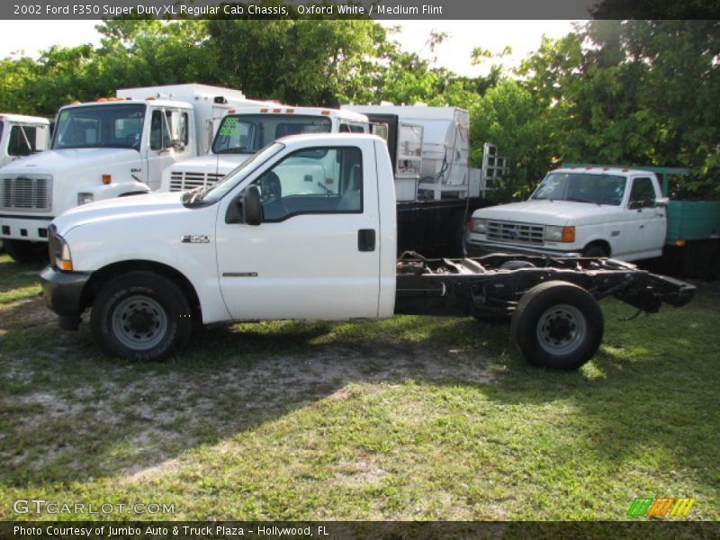 Oxford White / Medium Flint 2002 Ford F350 Super Duty XL Regular Cab Chassis