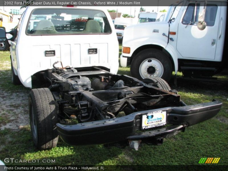 Oxford White / Medium Flint 2002 Ford F350 Super Duty XL Regular Cab Chassis