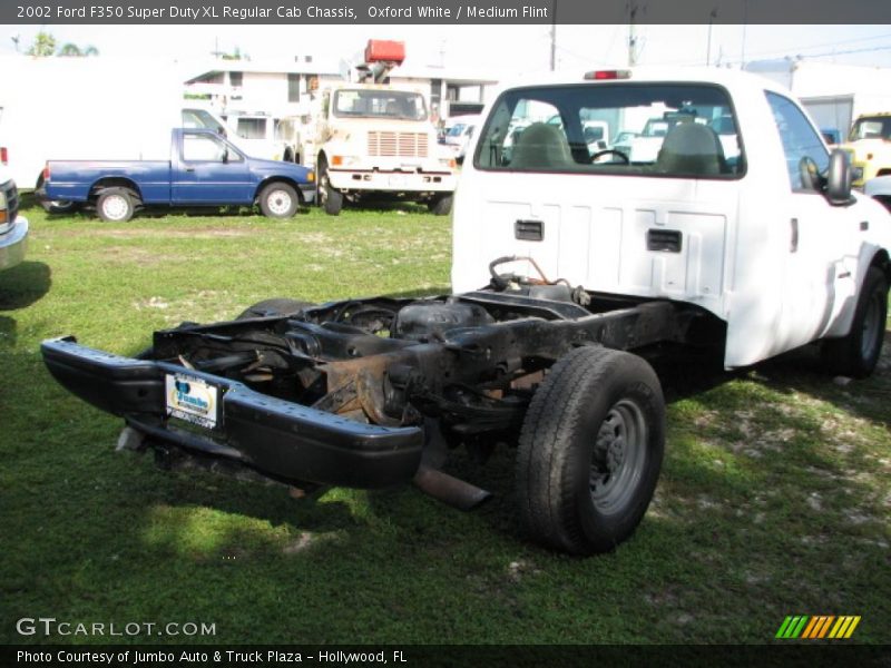 Oxford White / Medium Flint 2002 Ford F350 Super Duty XL Regular Cab Chassis