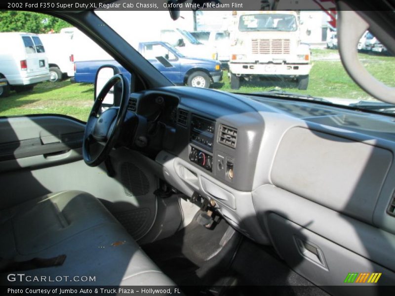 Oxford White / Medium Flint 2002 Ford F350 Super Duty XL Regular Cab Chassis