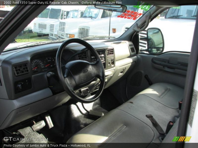 Oxford White / Medium Flint 2002 Ford F350 Super Duty XL Regular Cab Chassis