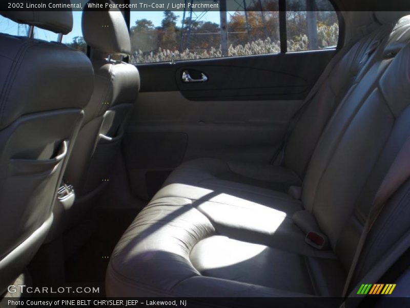 White Pearescent Tri-Coat / Light Parchment 2002 Lincoln Continental