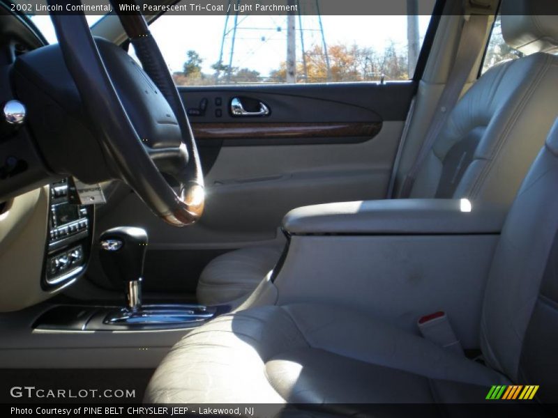 White Pearescent Tri-Coat / Light Parchment 2002 Lincoln Continental