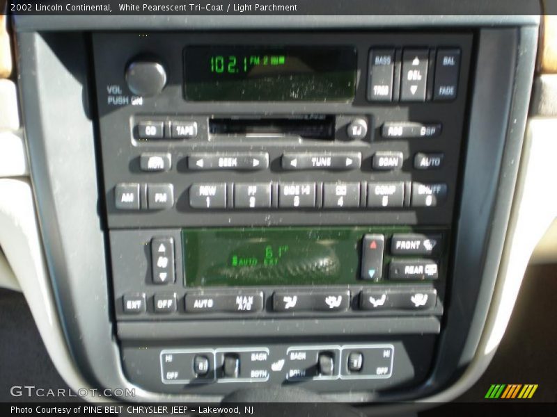 White Pearescent Tri-Coat / Light Parchment 2002 Lincoln Continental