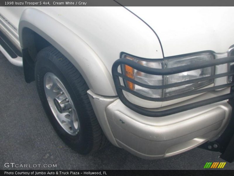Cream White / Gray 1998 Isuzu Trooper S 4x4