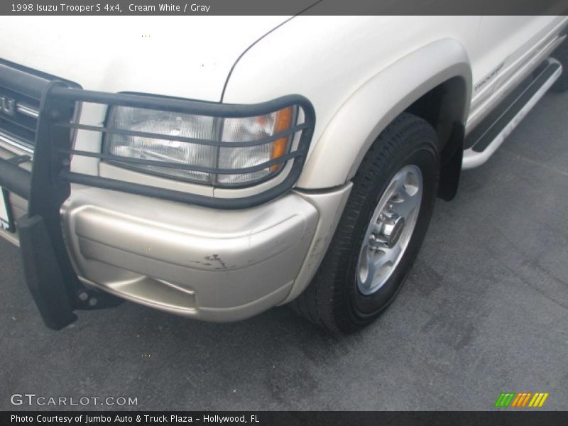 Cream White / Gray 1998 Isuzu Trooper S 4x4