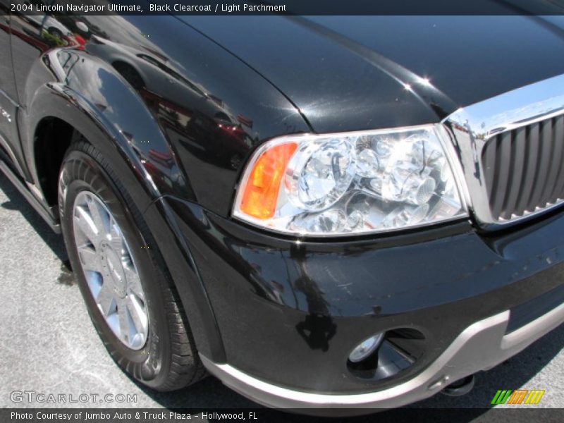Black Clearcoat / Light Parchment 2004 Lincoln Navigator Ultimate