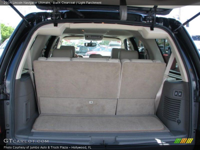  2004 Navigator Ultimate Trunk