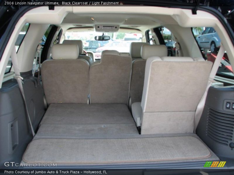  2004 Navigator Ultimate Trunk