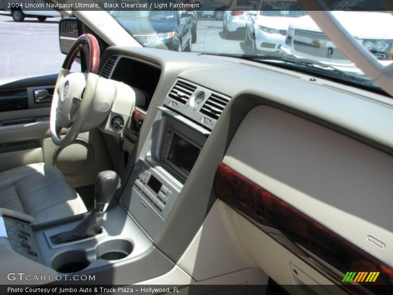 Black Clearcoat / Light Parchment 2004 Lincoln Navigator Ultimate