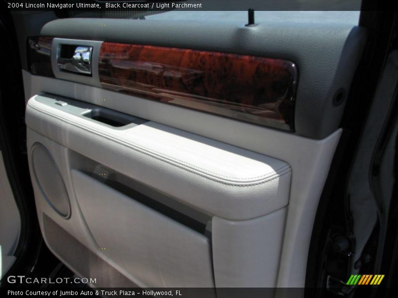 Black Clearcoat / Light Parchment 2004 Lincoln Navigator Ultimate