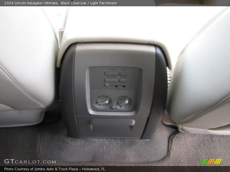 Black Clearcoat / Light Parchment 2004 Lincoln Navigator Ultimate