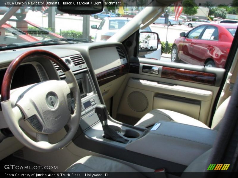 Black Clearcoat / Light Parchment 2004 Lincoln Navigator Ultimate