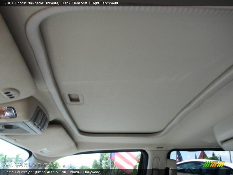 Black Clearcoat / Light Parchment 2004 Lincoln Navigator Ultimate