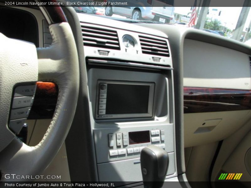 Black Clearcoat / Light Parchment 2004 Lincoln Navigator Ultimate
