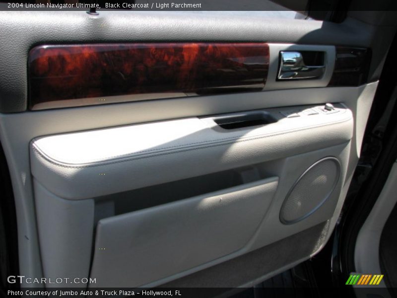 Black Clearcoat / Light Parchment 2004 Lincoln Navigator Ultimate