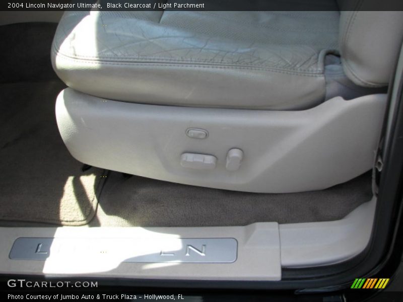 Black Clearcoat / Light Parchment 2004 Lincoln Navigator Ultimate