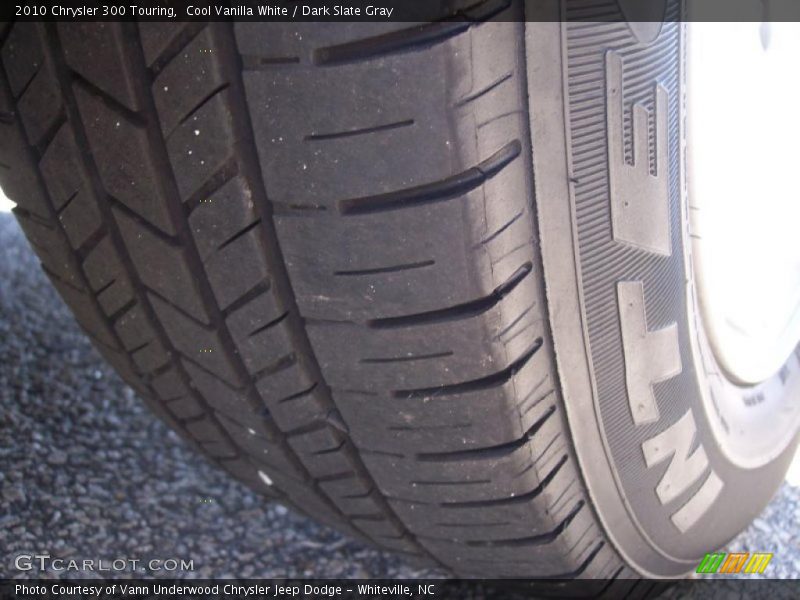 Cool Vanilla White / Dark Slate Gray 2010 Chrysler 300 Touring