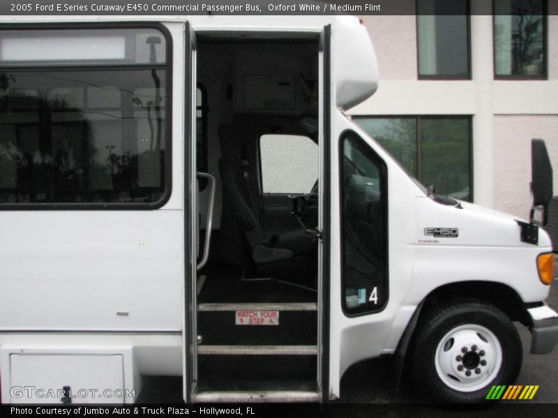  2005 E Series Cutaway E450 Commercial Passenger Bus Oxford White
