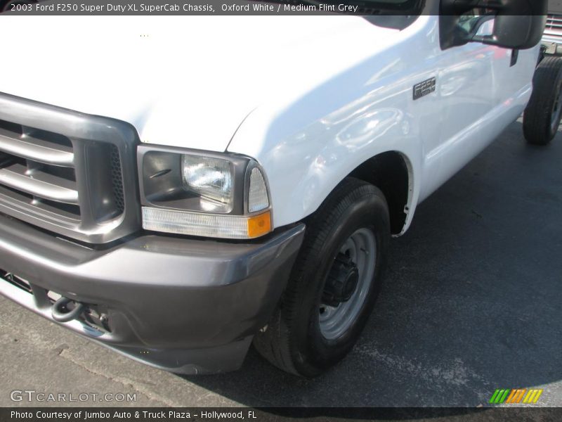Oxford White / Medium Flint Grey 2003 Ford F250 Super Duty XL SuperCab Chassis