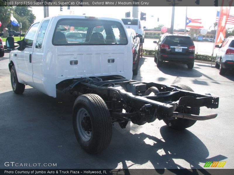 Oxford White / Medium Flint Grey 2003 Ford F250 Super Duty XL SuperCab Chassis