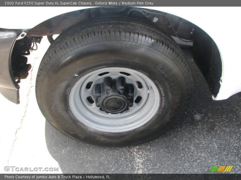 Oxford White / Medium Flint Grey 2003 Ford F250 Super Duty XL SuperCab Chassis