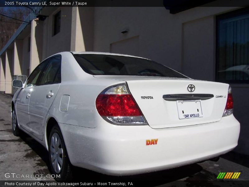 Super White / Taupe 2005 Toyota Camry LE