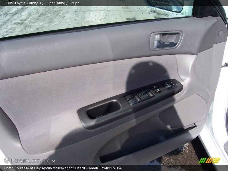 Super White / Taupe 2005 Toyota Camry LE
