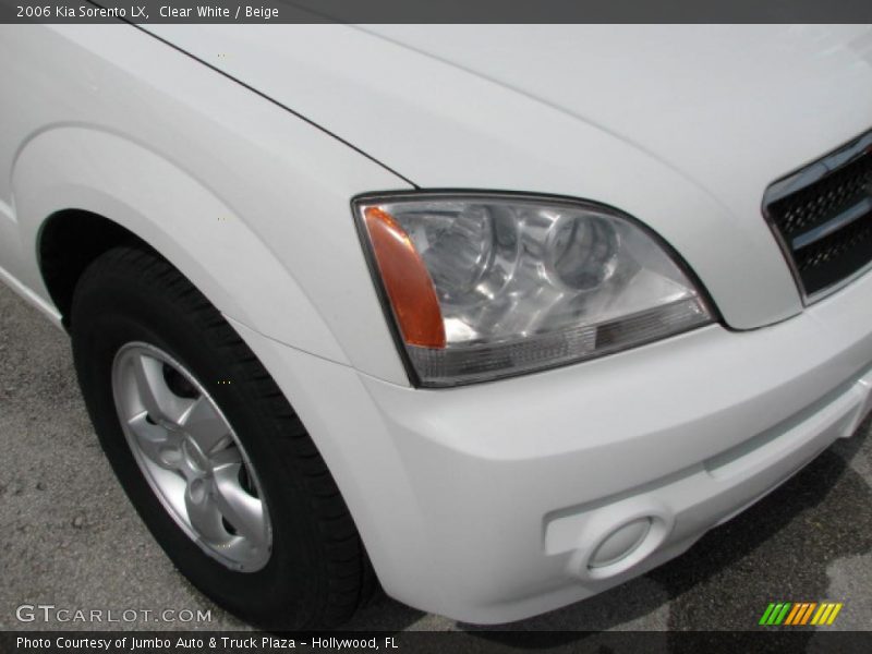 Clear White / Beige 2006 Kia Sorento LX