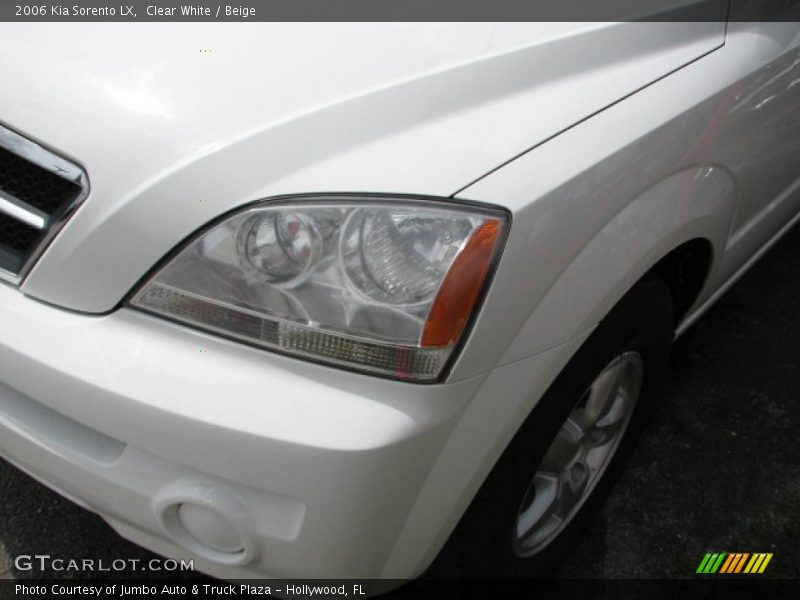 Clear White / Beige 2006 Kia Sorento LX
