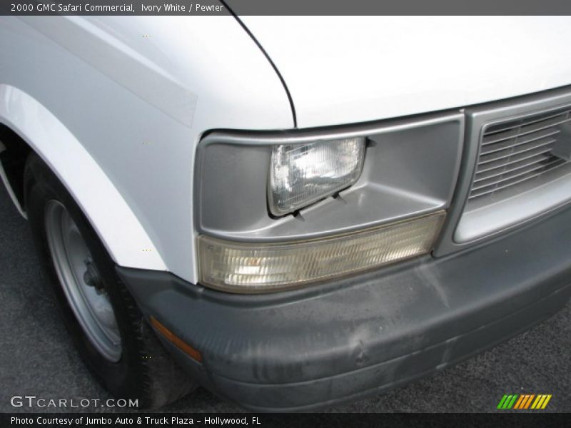 Ivory White / Pewter 2000 GMC Safari Commercial