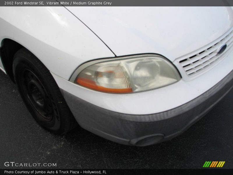 Vibrant White / Medium Graphite Grey 2002 Ford Windstar SE