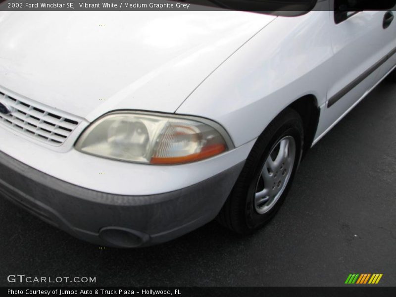 Vibrant White / Medium Graphite Grey 2002 Ford Windstar SE