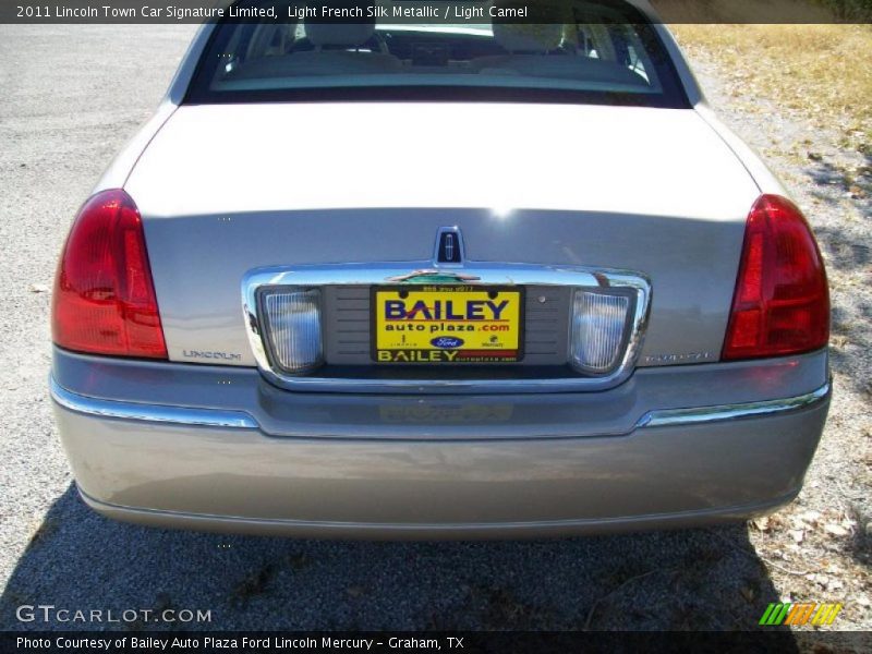 Light French Silk Metallic / Light Camel 2011 Lincoln Town Car Signature Limited
